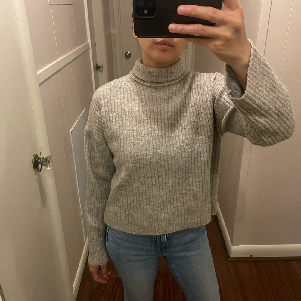 H&M turtleneck sweater - Picture 2 of 3